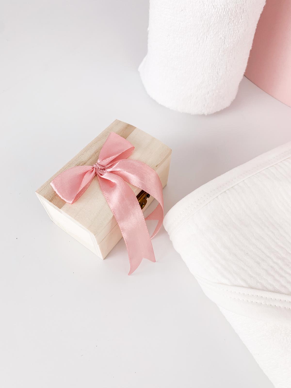 Trusou personalizat botez cu cufar, muselina si lumanare ceara naturala - Talia - Botez bebelusi