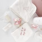 Trusou personalizat botez cu cufar, muselina si lumanare ceara naturala - Vivienne - Botez bebelusi
