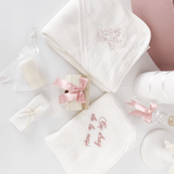 Trusou personalizat botez cu cufar, muselina si lumanare ceara naturala - Vivienne - Botez bebelusi