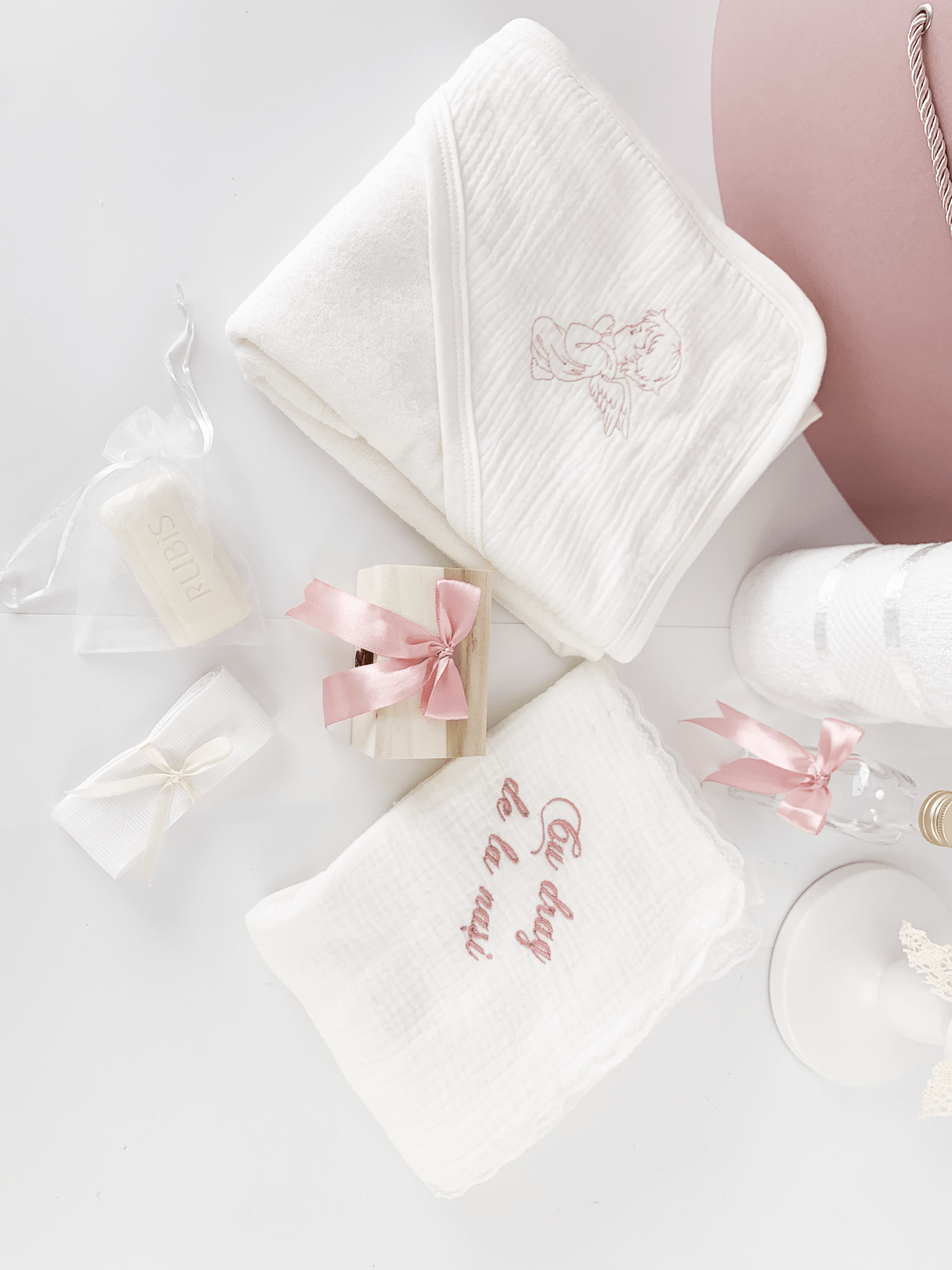 Trusou personalizat botez cu cufar, muselina si lumanare ceara naturala - Vivienne - Botez bebelusi