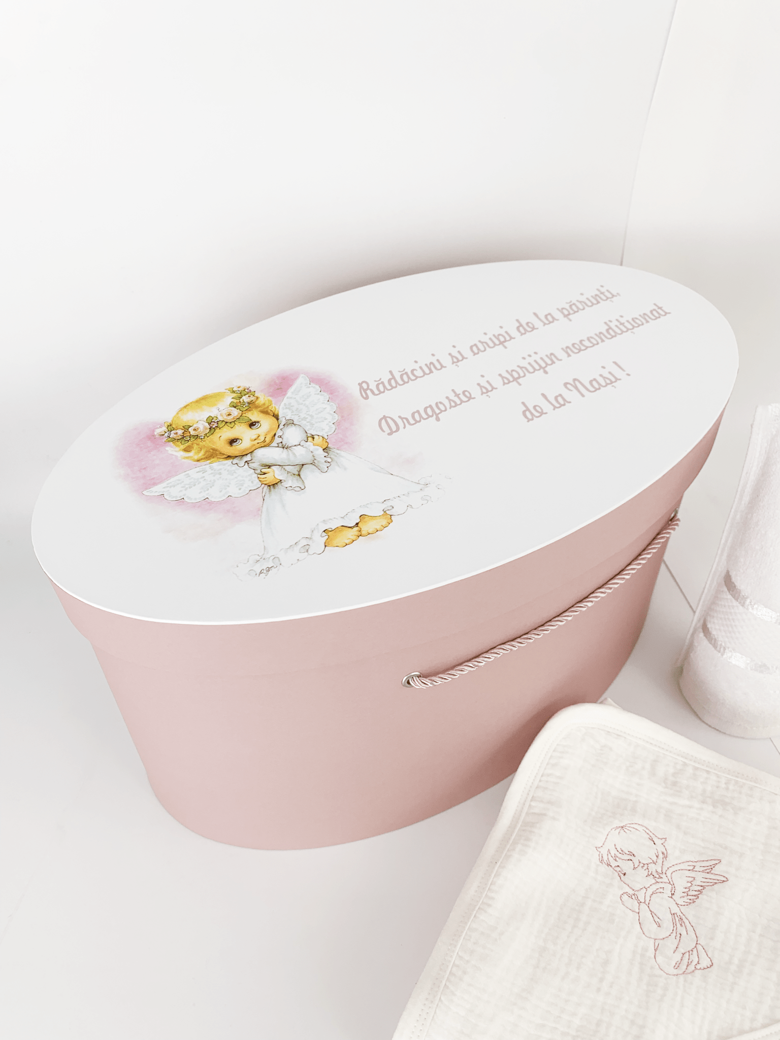 Trusou personalizat botez cu cufar, muselina si lumanare ceara naturala - Vivienne - Botez bebelusi