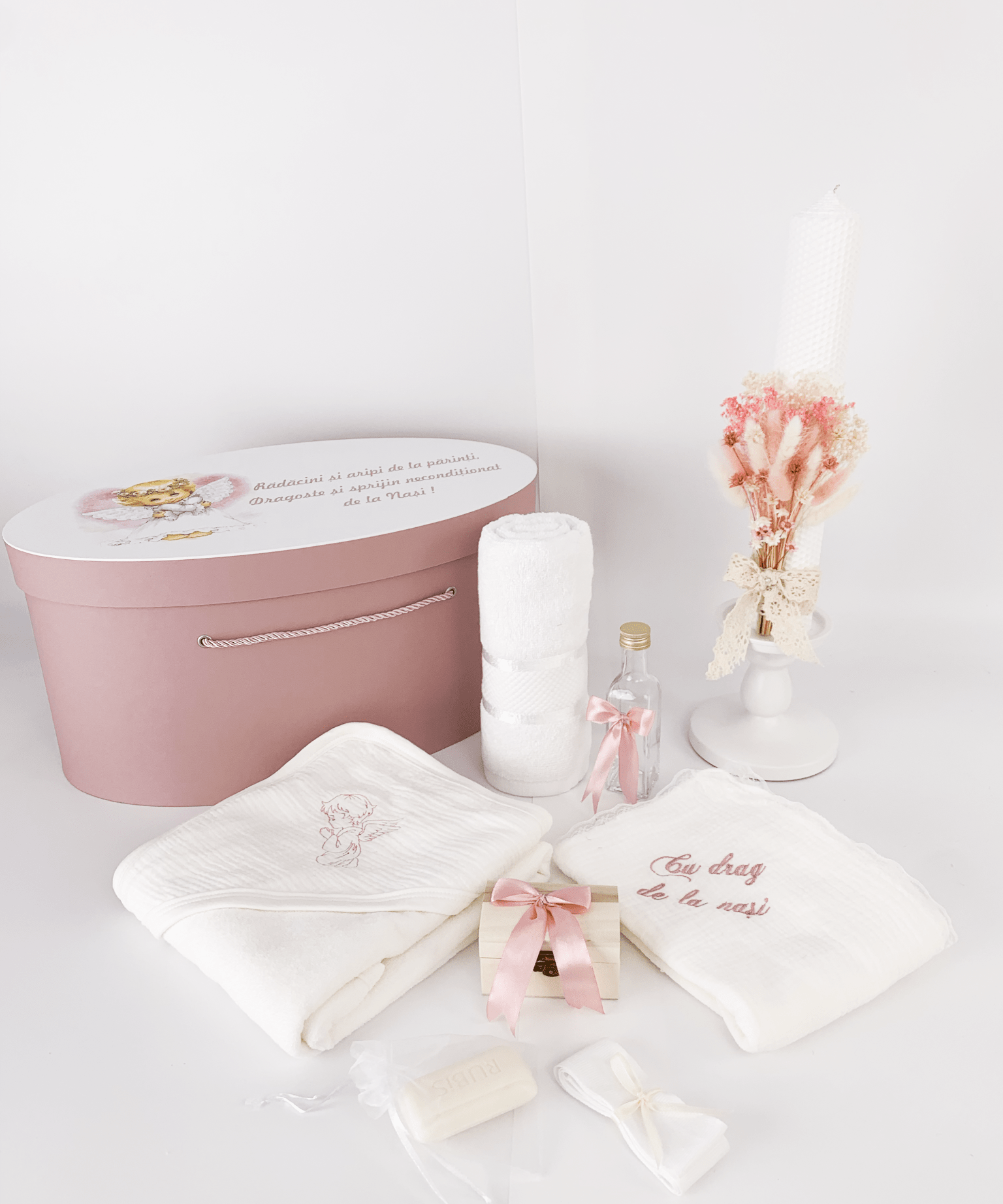 Trusou personalizat botez cu cufar, muselina si lumanare ceara naturala - Vivienne - Botez bebelusi