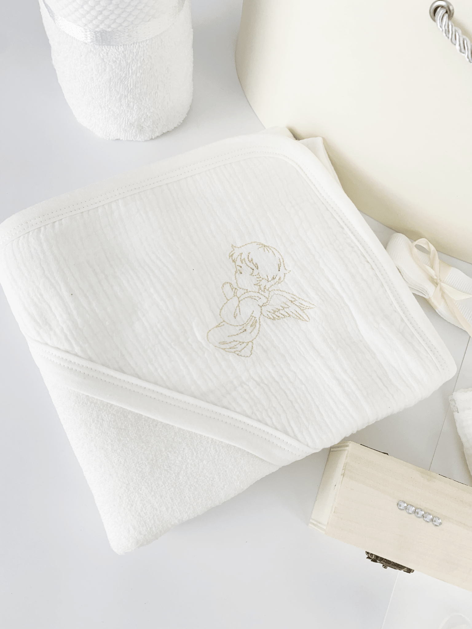 Trusou personalizat botez cu cufar, muselina si lumanare hand made - Alesia - Botez bebelusi