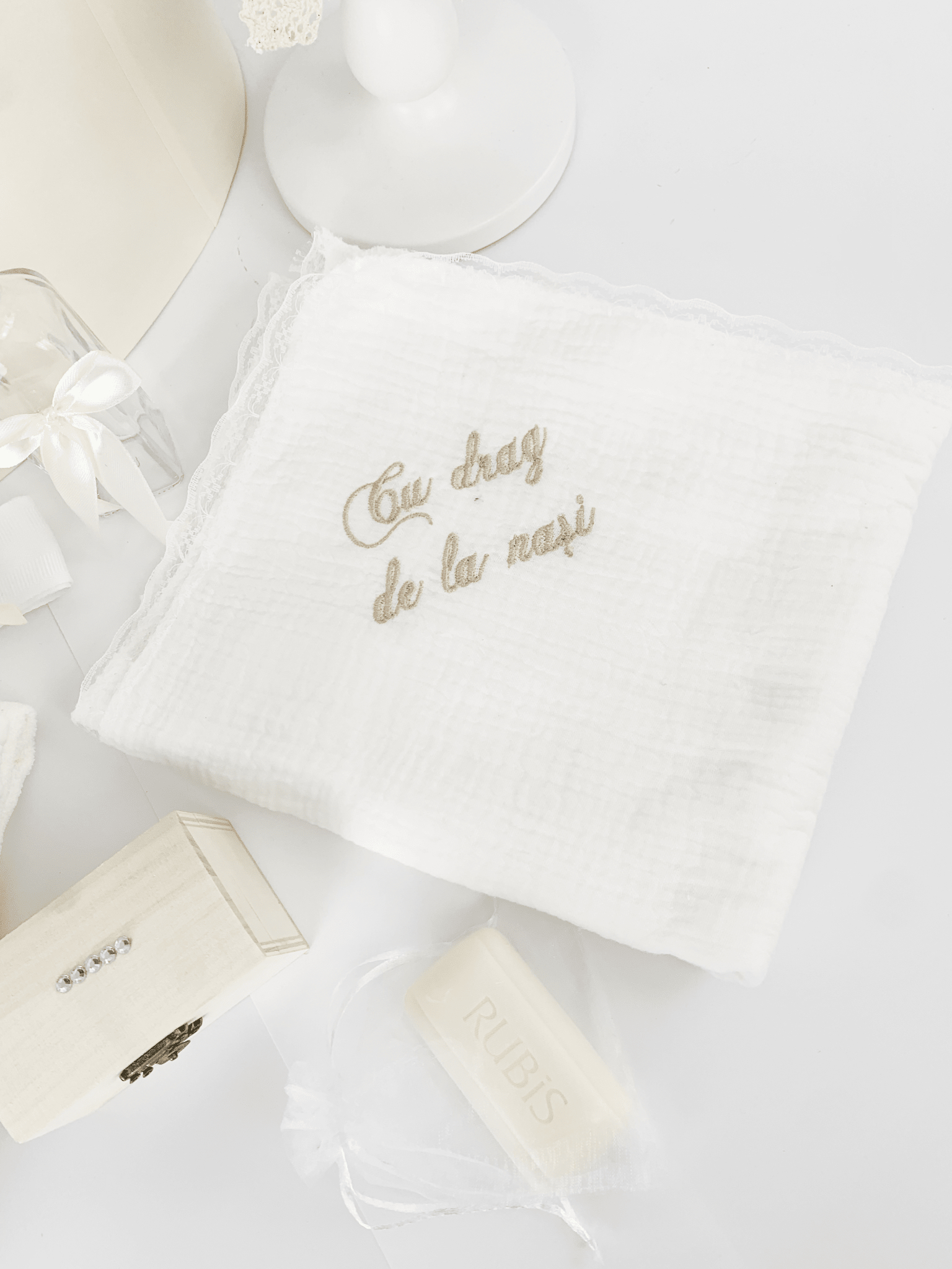 Trusou personalizat botez cu cufar, muselina si lumanare hand made - Alesia - Botez bebelusi