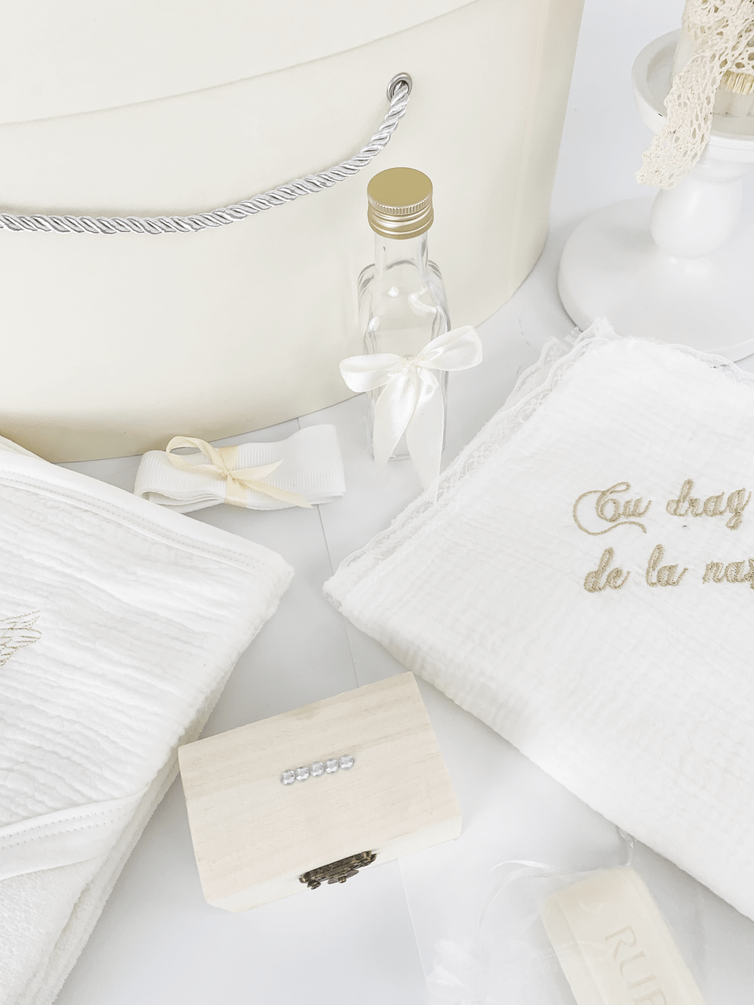 Trusou personalizat botez cu cufar, muselina si lumanare hand made - Alesia - Botez bebelusi