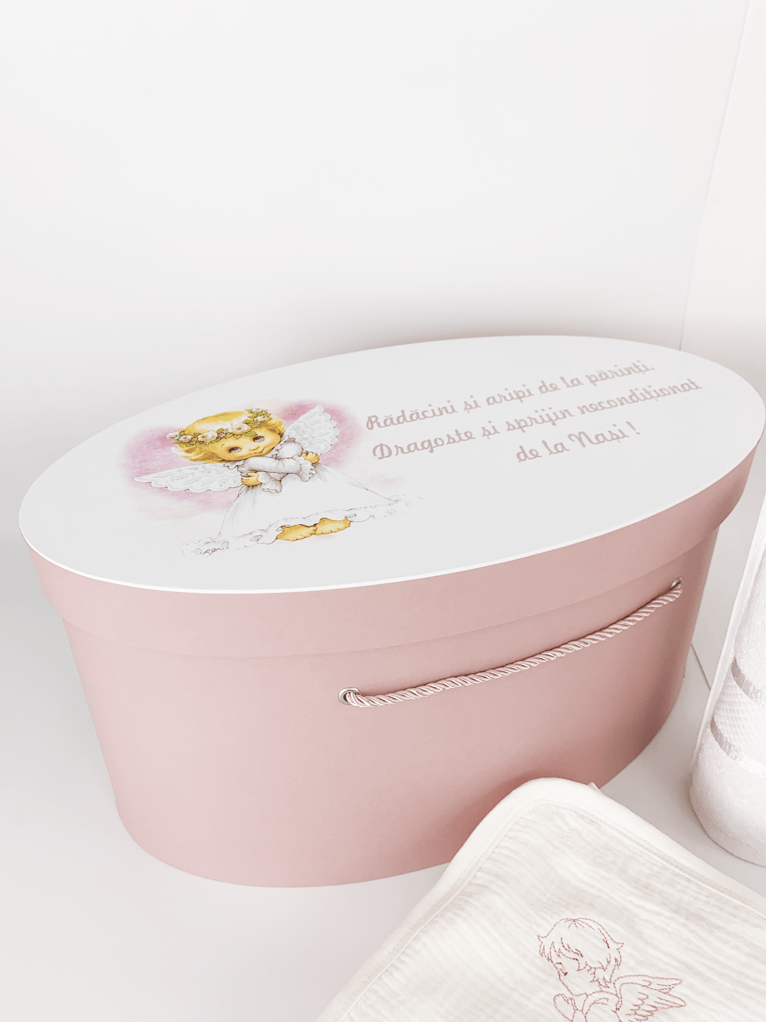 Trusou personalizat botez cu cufar, muselina si lumanare hand made - Vivienne - Botez bebelusi