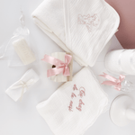 Trusou personalizat botez cu cufar, muselina si lumanare hand made - Vivienne - Botez bebelusi
