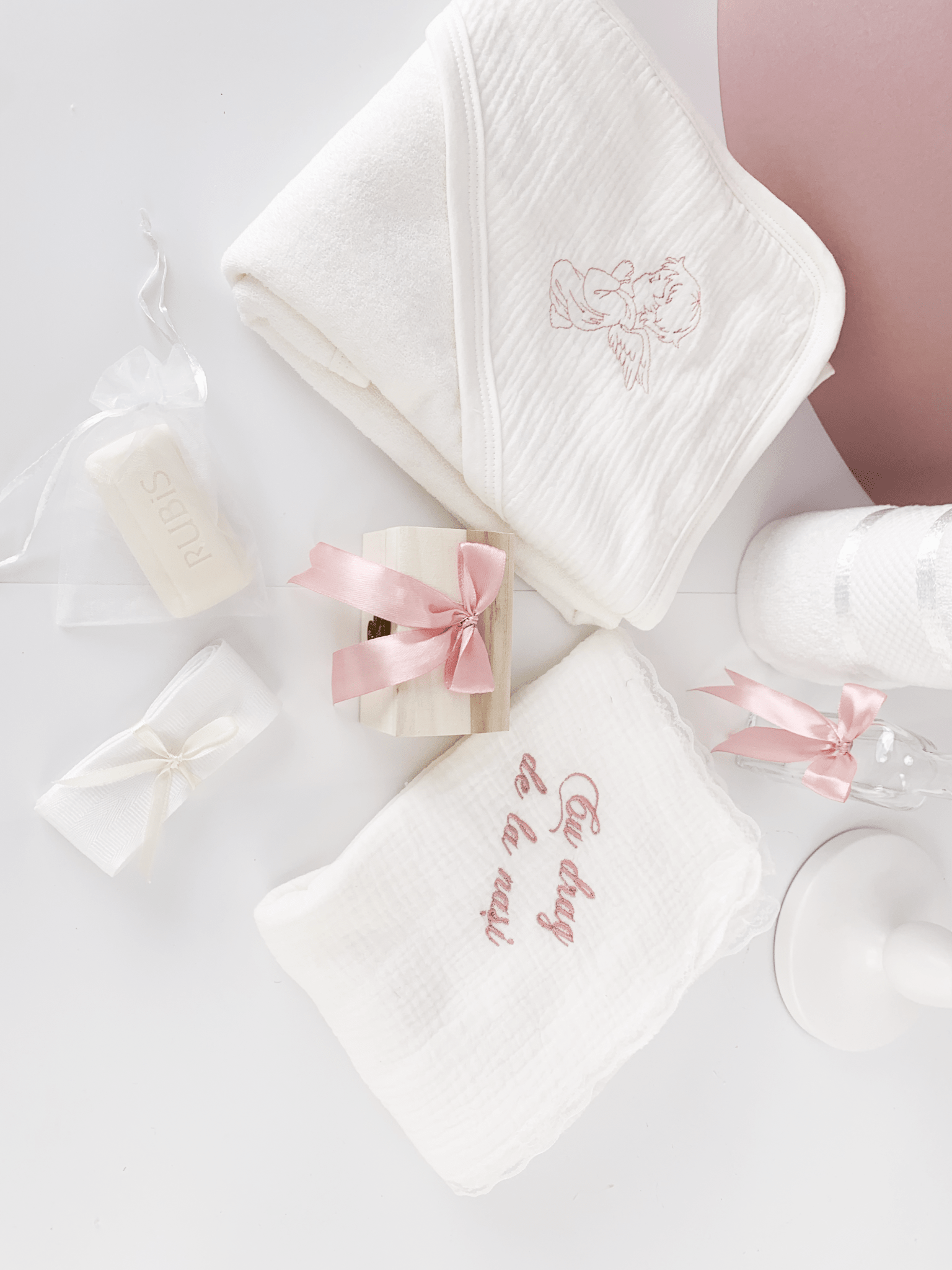 Trusou personalizat botez cu cufar, muselina si lumanare hand made - Vivienne - Botez bebelusi