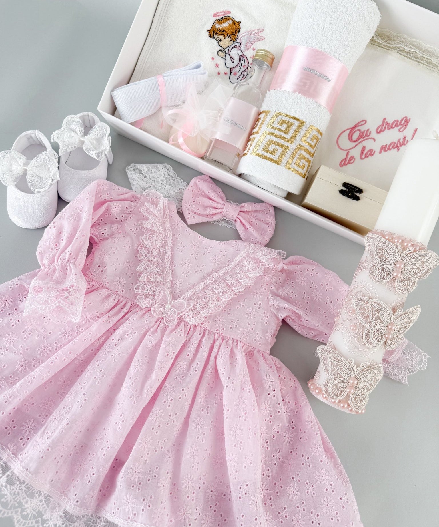 Trusou botez roz brodat cu detalii delicate pentru fete